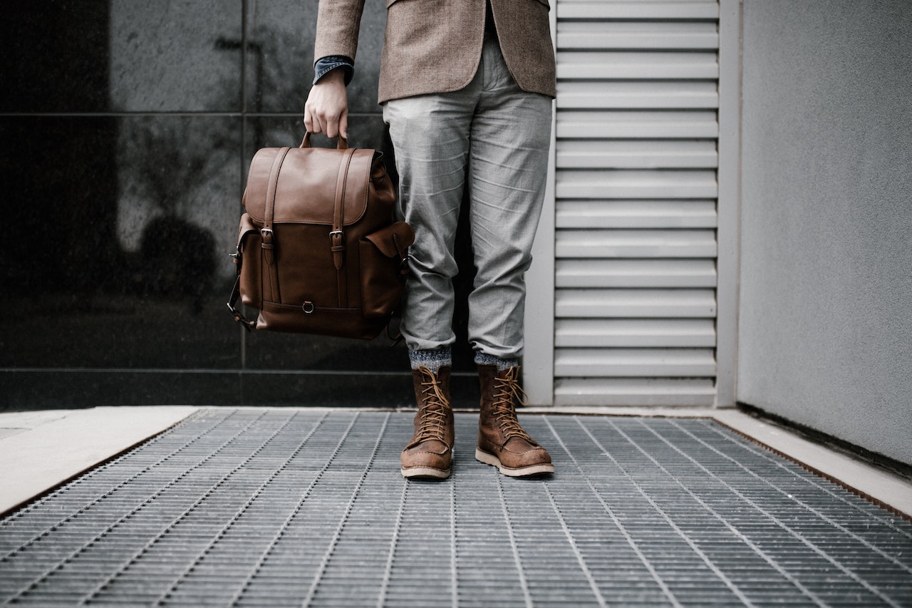 Pourquoi les hommes sont autorisés à porter des sacs à main et quels styles conviennent