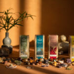 Verre de tisane lecture et collier energie cocon